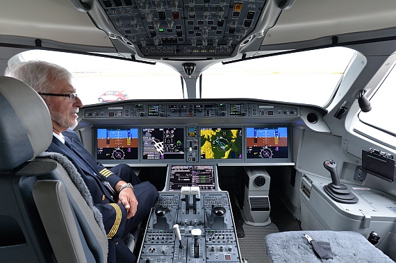 Erstlandung Bombardier CSeries CS100 Flughafen Wien 11032016 C-FFCO Foto Huber Austrian Wings Media Crew_016 Cockpit Pilot