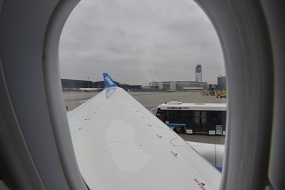 Erstlandung Bombardier CSeries CS100 Flughafen Wien 11032016 C-FFCO Foto Huber Austrian Wings Media Crew_036 Winglet aus der Kabine