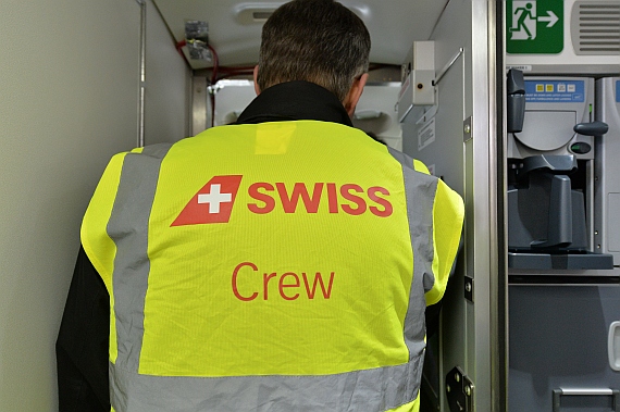 Erstlandung Bombardier CSeries CS100 Flughafen Wien 11032016 C-FFCO Pilot SWISS Crew Foto Huber Austrian Wings Media Crew_015