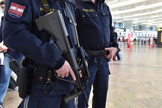 Mit STG 77 und Glock 17 bewaffnete Polizisten auf dem Flughafen Wien als Folge der Terroranschläge von Brüssel - Foto: Austrian Wings Media Crew