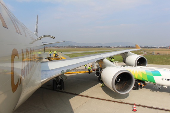 Fotoreportage 747 Etihad in Graz Anlieferung Flugzeuge Red Bull Air Race Foto Christof Rainer_001 Fotoreportage 747 Etihad in Graz Anlieferung Flugzeuge Red Bull Air Race Foto Christof Rainer_001