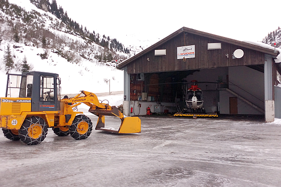 Der im Winter für Notarzthubschrauber "Gallus 1" verwendete Wucher-Hangar am Arlberg wird während der Sommersaison zur "Schnee-Produktionshalle". Auch ein Radlader zum Verladen der kalten Fracht steht schon bereit. - Foto: Austrian Wings Media Crew