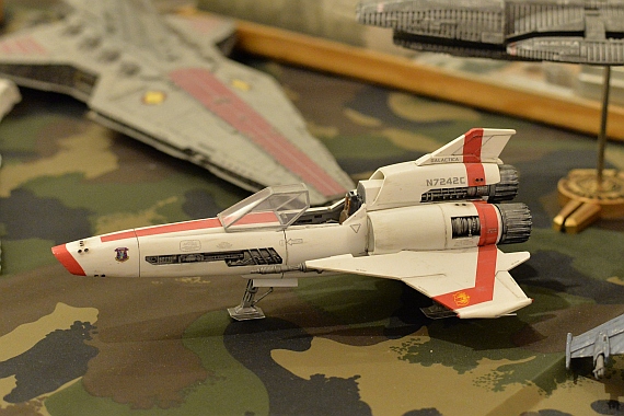 Kampfstern Galactica Fans werden diesen Jäger erkennen. Kampfstern Galactica Fans werden diesen Jäger erkennen.
