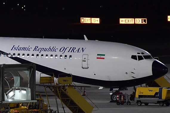 Nahaufnahme des Cockpitbereiches; die 707, 720, 727 und 737 haben die gleiche Rumpfform, allerdings beginnen bei den erstgenannten Typen die Fenster erst weiter hinten, da das Cockpit größer ist als bei der 737 und insgesamt fünf Sitzplätze beherbergt Nahaufnahme des Cockpitbereiches; die 707, 720, 727 und 737 haben die gleiche Rumpfform, allerdings beginnen bei den erstgenannten Typen die Fenster erst weiter hinten, da das Cockpit größer ist als bei der 737 und insgesamt fünf Sitzplätze beherbergt