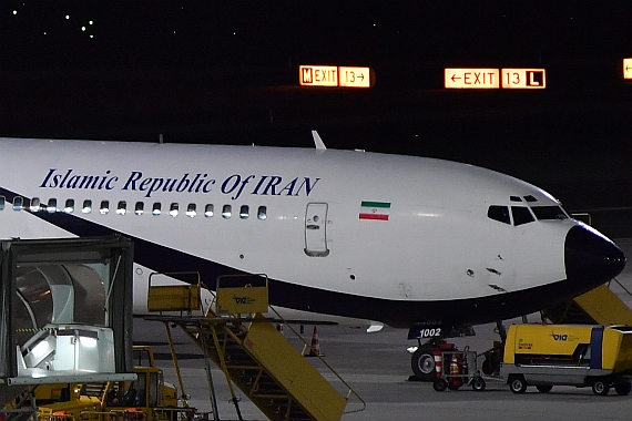 Nahaufnahme des Cockpitbereiches; die 707, 720, 727 und 737 haben die gleiche Rumpfform, allerdings beginnen bei den erstgenannten Typen die Fenster erst weiter hinten, da das Cockpit größer ist als bei der 737 und insgesamt fünf Sitzplätze beherbergt