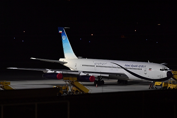 Nachtaufnahme Islamic Republic of Iran Boeing 707-300 EP-AJD Foto Huber Austrian Wings Media Crew