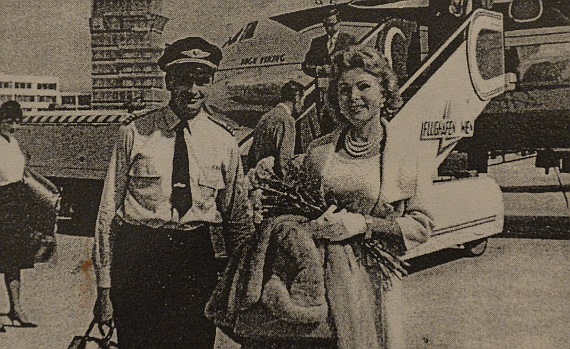 Lenz mit Diva Zsa Zsa Gabor, im Hintergrund eine Caravelle - Foto: Archiv Rudolf Lenz