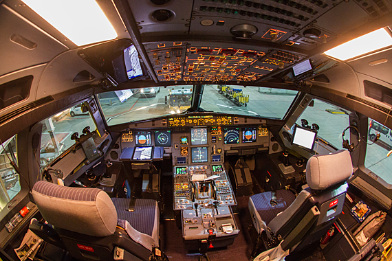 SAS Scandinavian Airlines Erstlandung 24032016 Foto thomas Ranner Cockpit Airbus A320