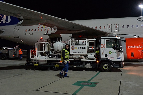 SAS Scandinavian Airlines Erstlandung Wien 24032016 Airbus A320 OY-KAY Foto Huber Austrian Wings Media Crew Betankung Tankwagen SAS Scandinavian Airlines Erstlandung Wien 24032016 Airbus A320 OY-KAY Foto Huber Austrian Wings Media Crew Betankung Tankwagen
