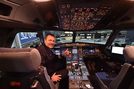 SAS Scandinavian Airlines Erstlandung Wien 24032016 Foto Huber Austrian Wings Media Crew Kapitän Pilot im Cockpit