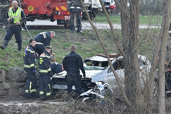 Das in den Fluss gestürzte Fahrzeug konnte erst nach Stunden durch Feuerwehrtaucher geborgen werden.