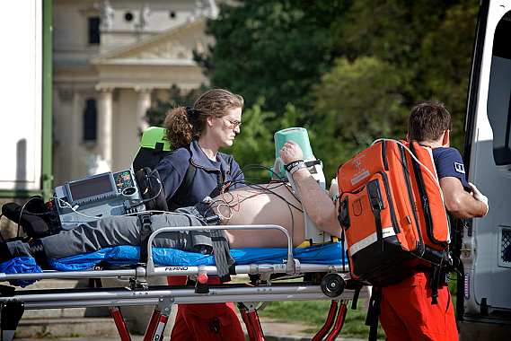 Durch den Einsatz von "Lucas 2" kann ein Patient nötigenfalls auch unter laufender Reanimation im Rettungswagen transportiert werden, ohne dass dadurch die Sicherheit der Mannschaft leiden muss - Foto: PhysioControl Durch den Einsatz von "Lucas 2" kann ein Patient nötigenfalls auch unter laufender Reanimation im Rettungswagen transportiert werden, ohne dass dadurch die Sicherheit der Mannschaft leiden muss - Foto: PhysioControl
