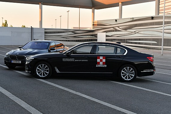Kunden werden mit modernen 7er BMW-Limousinen zum Flugzeug transferiert. Kunden werden mit modernen 7er BMW-Limousinen zum Flugzeug transferiert.