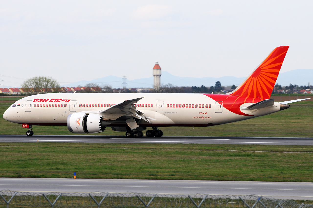 Air India Boeing 787-8 Dreamliner VT-ANE Erstlandung - rollout - Foto: Austrian Wings Media Crew Air India Boeing 787-8 Dreamliner VT-ANE Erstlandung - rollout - Foto: Austrian Wings Media Crew
