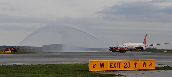 Air India Erstlandung Flughafen Wien 06042016 Boeing 787-8 VT-ANE Foto Huber Austrian Wings Media Crew_003 Wasserfontänen