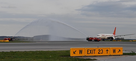 Air India Erstlandung Flughafen Wien 06042016 Boeing 787-8 VT-ANE Foto Huber Austrian Wings Media Crew_003 Wasserfontänen Air India Erstlandung Flughafen Wien 06042016 Boeing 787-8 VT-ANE Foto Huber Austrian Wings Media Crew_003 Wasserfontänen