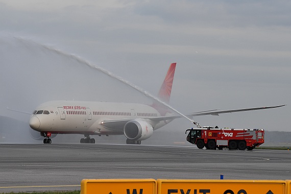 Air India Erstlandung Flughafen Wien 06042016 Boeing 787-8 VT-ANE Foto Huber Austrian Wings Media Crew_004 Wasserfontänen