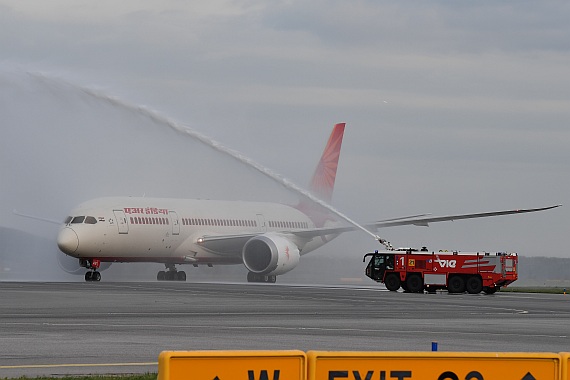 Air India Erstlandung Flughafen Wien 06042016 Boeing 787-8 VT-ANE Foto Huber Austrian Wings Media Crew_004 Wasserfontänen Air India Erstlandung Flughafen Wien 06042016 Boeing 787-8 VT-ANE Foto Huber Austrian Wings Media Crew_004 Wasserfontänen