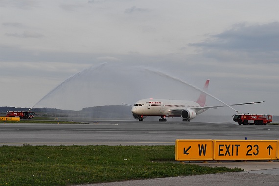 Air India Erstlandung Flughafen Wien 06042016 Boeing 787-8 VT-ANE Foto Huber Austrian Wings Media Crew_005 Wasserfontänen