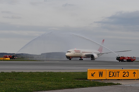Air India Erstlandung Flughafen Wien 06042016 Boeing 787-8 VT-ANE Foto Huber Austrian Wings Media Crew_005 Wasserfontänen Air India Erstlandung Flughafen Wien 06042016 Boeing 787-8 VT-ANE Foto Huber Austrian Wings Media Crew_005 Wasserfontänen