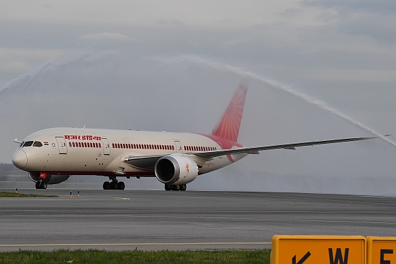 Air India Erstlandung Flughafen Wien 06042016 Boeing 787-8 VT-ANE Foto Huber Austrian Wings Media Crew_006 Wasserfontänen