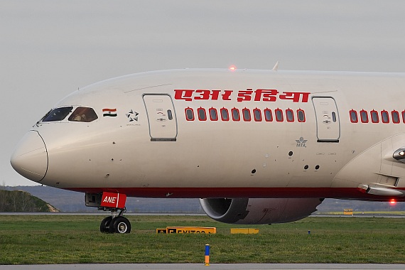 Air India Erstlandung Flughafen Wien 06042016 Boeing 787-8 VT-ANE Foto Huber Austrian Wings Media Crew_007 Maharadscha Fenster