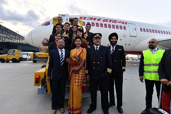 Air India Erstlandung Flughafen Wien 06042016 Boeing 787-8 VT-ANE Foto Huber Austrian Wings Media Crew_014 Crew des Erstfluges