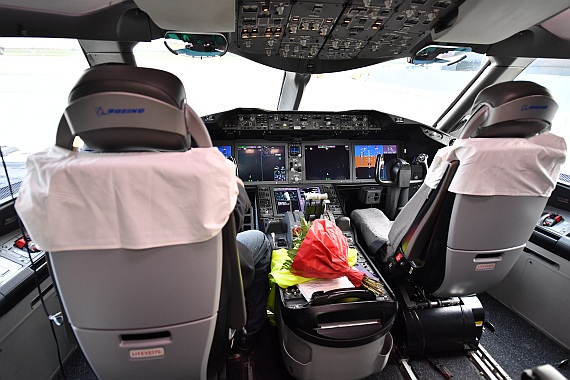 Air India Erstlandung Flughafen Wien 06042016 Boeing 787-8 VT-ANE Foto Huber Austrian Wings Media Crew_018 Cockpit Air India Erstlandung Flughafen Wien 06042016 Boeing 787-8 VT-ANE Foto Huber Austrian Wings Media Crew_018 Cockpit