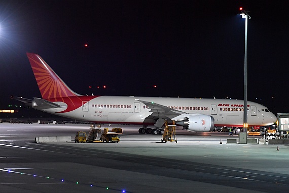 Air India Erstlandung Flughafen Wien 06042016 Boeing 787-8 VT-ANE Foto Huber Austrian Wings Media Crew_025 Nachtaufnahme