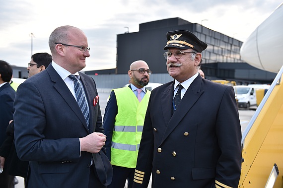 Julian Jäger im Gespräch mit dem Kapitän des Erstfluges Julian Jäger im Gespräch mit dem Kapitän des Erstfluges