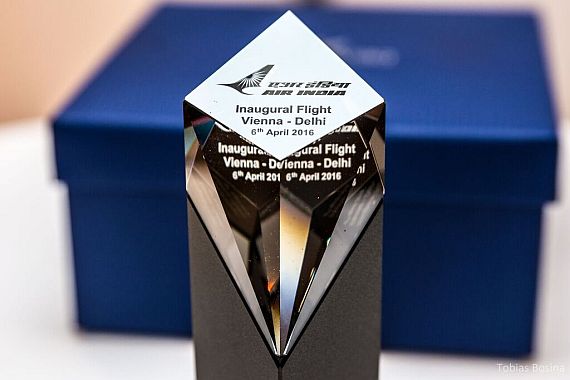 Ein Kristall als Geschenk für den Air India Manager - Foto: Tobias Bosina
