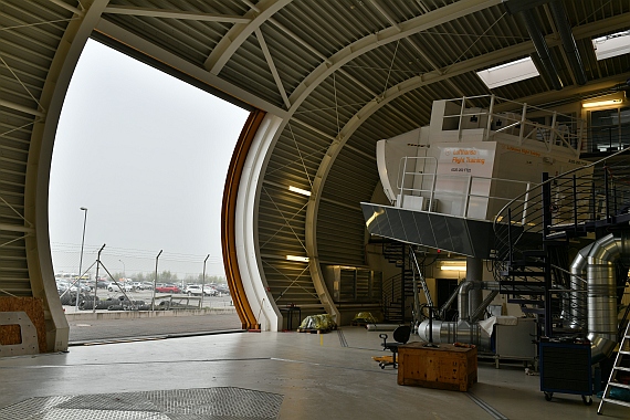 Anlieferung erster Embraer E195 Simulator Flughafen Wien 12042016 Foto Huber Austrian Wings Media Crew Simulatorhalle A320 Full Flight Simulator Lufthansa Flight Training