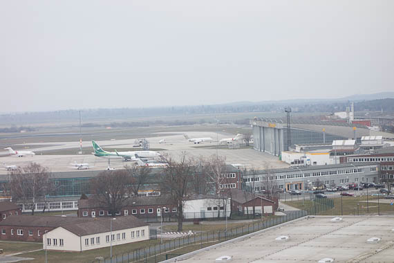 Blick vom Infotower zur Lufthansa Technik