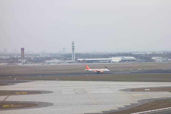 Blick zur Rwy 7L/25R und zum Flughafen Schönefeld