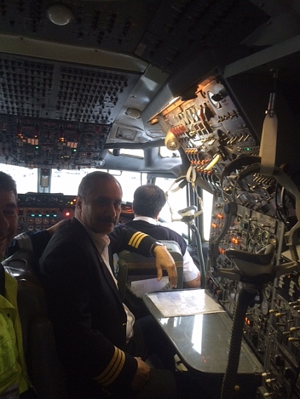Klassisches Dreimann-Cockpit mit Flugingenieur - eine Augenweide für Luftfahrtfans - Foto: Jen Wolf