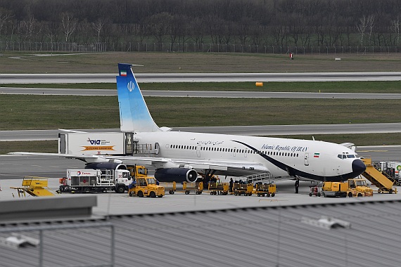 Tank- und Cateringfahrzeuge bereiten die 707 auf ihre lange Reise vor.