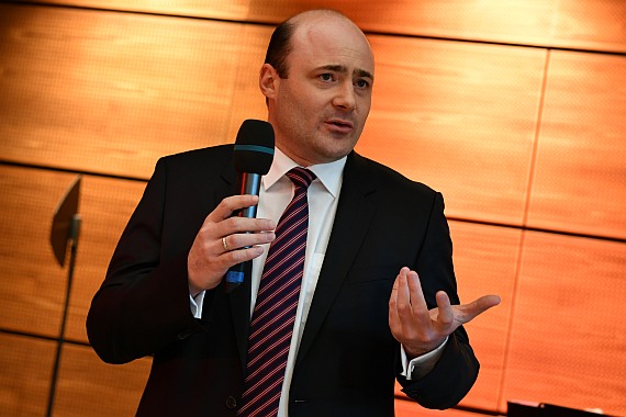 Sein Kollege Christoph Mayer ist für den kaufmännischen Bereich verantwortlich. Sein Kollege Christoph Mayer ist für den kaufmännischen Bereich verantwortlich.
