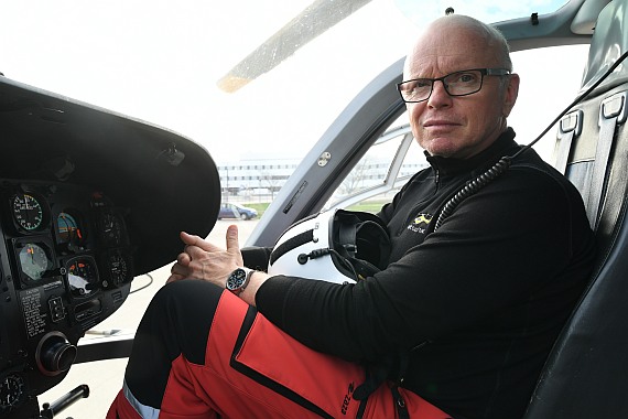Reinhard Kraxner, Geschäftsführer ÖAMTC Flugrettung im Cockpit.