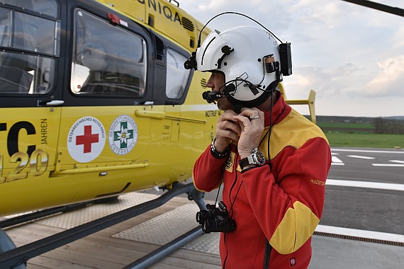 DSC_0022 ÖAMTC Flugrettung Christophorus Pilot legt Helm mit Nachtsichtgerät NVG an Foto Huber Austrian Wings Media Crew