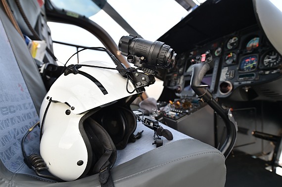 DSC_0087 NVG Nachtsichtgerät im Cockpit von Christophorus 2 Foto Huber Austrian Wings Media Crew