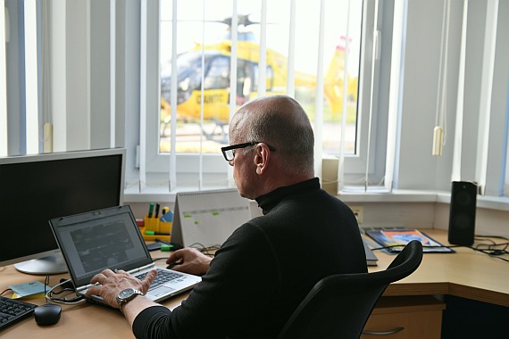Während der einsatzfreien Zeit im Flugdienst nimmt Kraxner administrative Aufgaben wahr. Während der einsatzfreien Zeit im Flugdienst nimmt Kraxner administrative Aufgaben wahr.