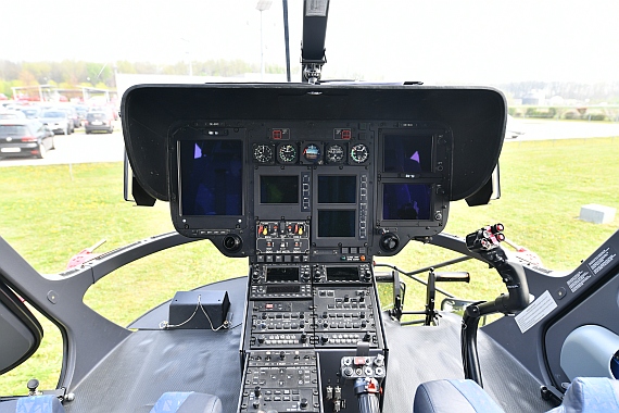 Glascockpit des EC135 der Flugpolizei.