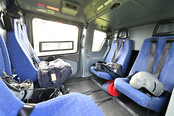 Neben Pilot und Bordtechniker finden bis zu vier Mitflieger im hinteren Bereich der Kabine Platz.