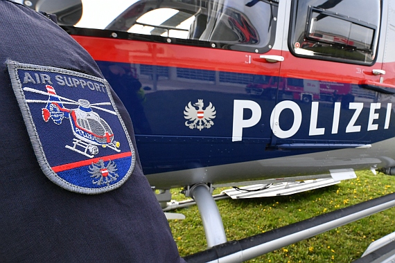 Flugpolizisten haben mannigfaltige Aufgaben zu bewältigen: Fahndungsflüge, Vermisstensuchflüge, Berge- und Rettungsflüge oder eben Löscheinsätze. Nicht selten gehen die Beamten bei ihrem Einsatz für die Allgemeinheit ein hohes persönliches Risiko Flugpolizisten haben mannigfaltige Aufgaben zu bewältigen: Fahndungsflüge, Vermisstensuchflüge, Berge- und Rettungsflüge oder eben Löscheinsätze. Nicht selten gehen die Beamten bei ihrem Einsatz für die Allgemeinheit ein hohes persönliches Risiko