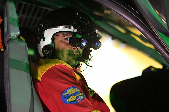 Cpt. Günter Grassinger mit angelegtem Nachtsichtgerät im Cockpit kurz vor dem Start zu einem Trainingsflug.