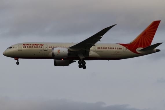 Kevin Schrenk Air India Erstlandung Wien 06042016 Boeing 787 VT-ANE