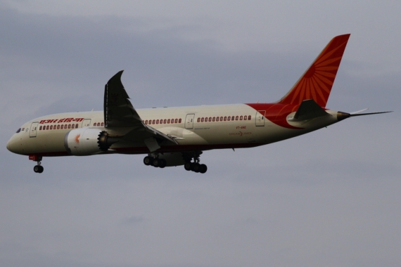 Kevin Schrenk Air India Erstlandung Wien 06042016 Boeing 787 VT-ANE_001