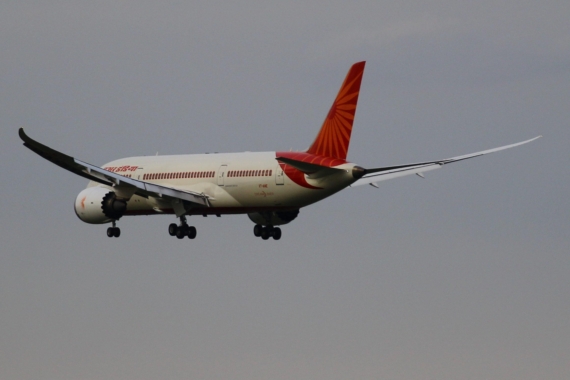 Kevin Schrenk Air India Erstlandung Wien 06042016 Boeing 787 VT-ANE_003