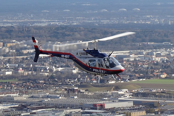 Noch heute als zuverlässiger Hubschrauber im Flottenpark der österreichischen Flugpolizei zu finden, da hier die EU-Regelungen der (JAR OPS-3 bzw. in der Folge "965/2012") keine Anwendung finden: der einturbinige Bell "Jet Ranger". - Foto: BMI Noch heute als zuverlässiger Hubschrauber im Flottenpark der österreichischen Flugpolizei zu finden, da hier die EU-Regelungen der (JAR OPS-3 bzw. in der Folge "965/2012") keine Anwendung finden: der einturbinige Bell "Jet Ranger". - Foto: BMI