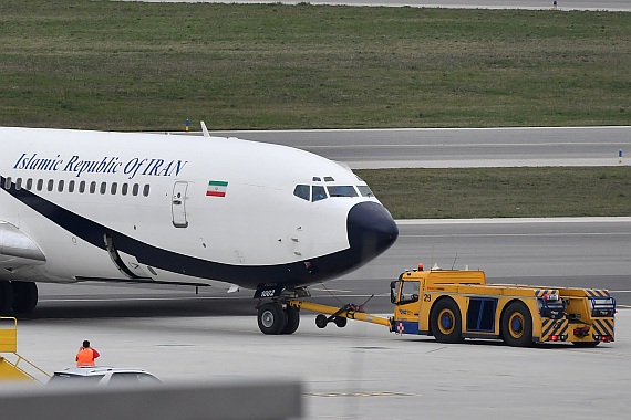 Pushback! Man beachte die offene Frachtraumtüre. Hier wurde später noch die eigens mitgebrachte Pushback-Stange der 707 verladen. Erst dann rollte die Maschine zur Startbahn.